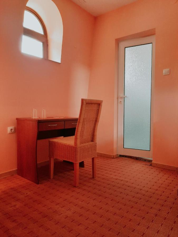 Family Art Hotel Gallery Плевна Экстерьер фото