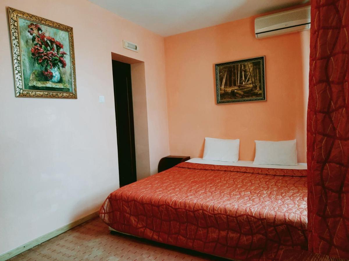 Family Art Hotel Gallery Плевна Экстерьер фото