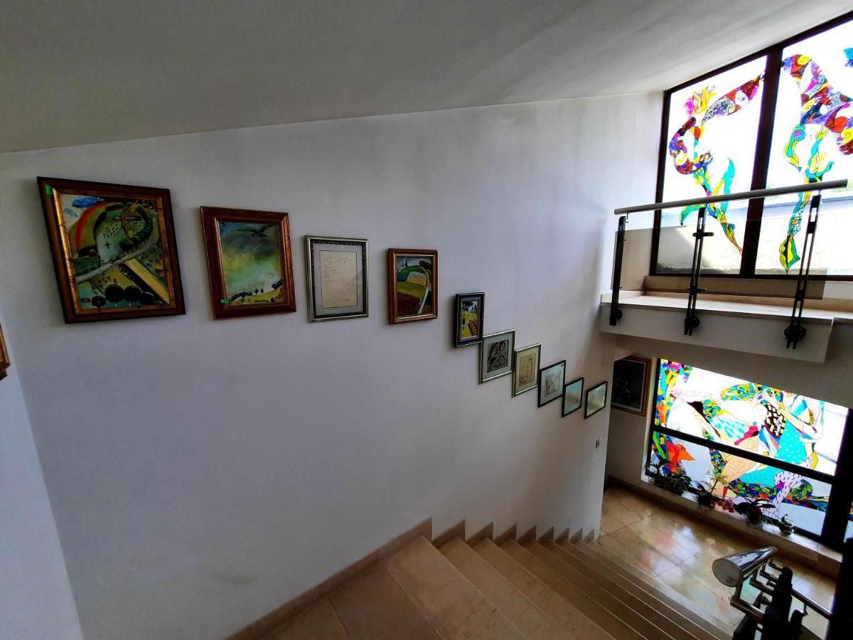 Family Art Hotel Gallery Плевна Экстерьер фото