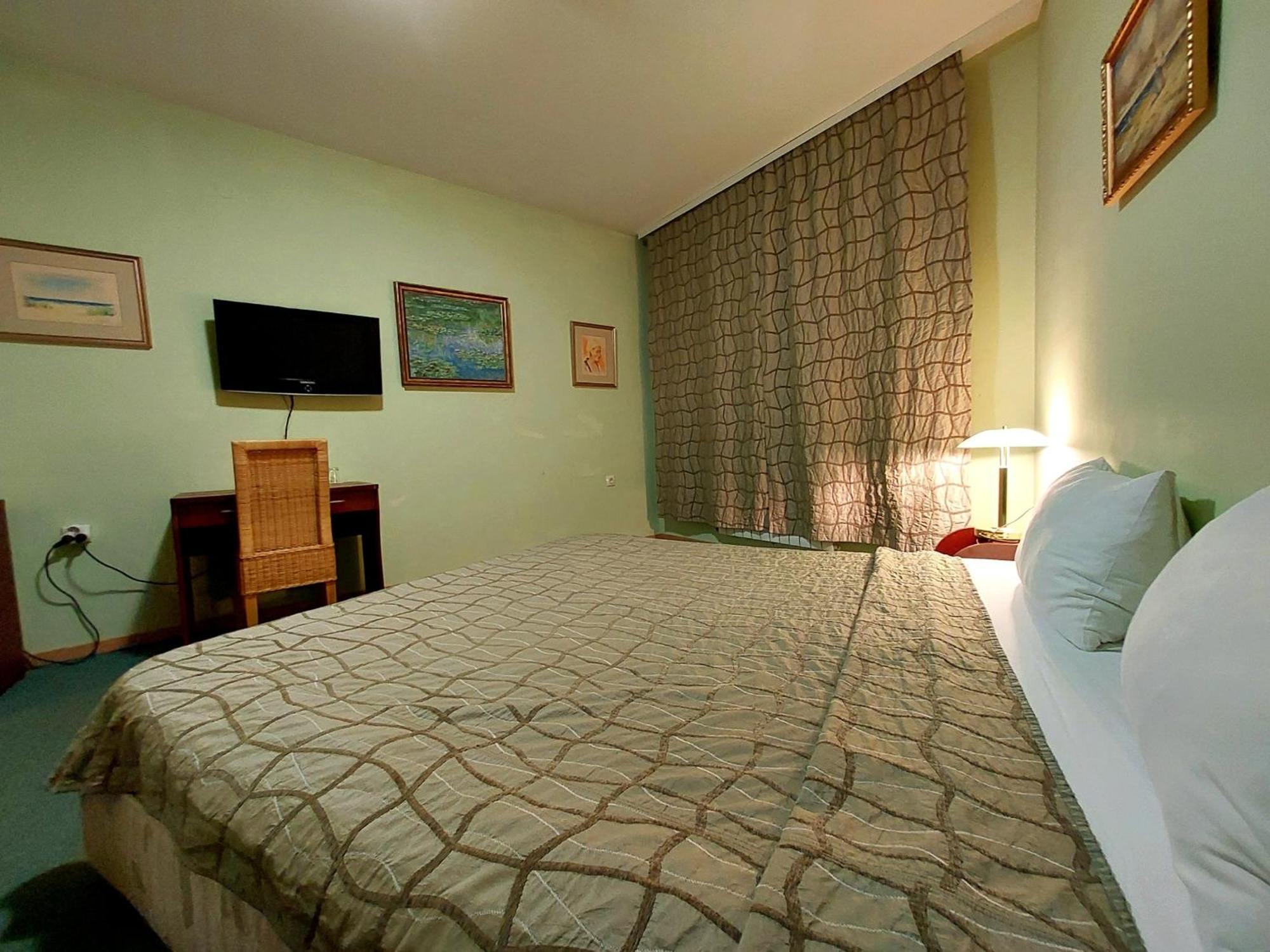Family Art Hotel Gallery Плевна Экстерьер фото