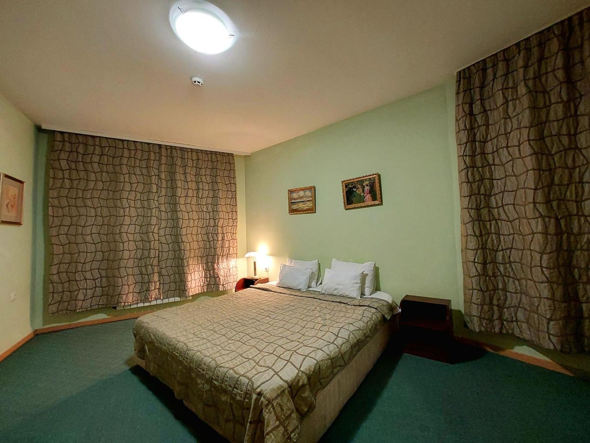 Family Art Hotel Gallery Плевна Экстерьер фото