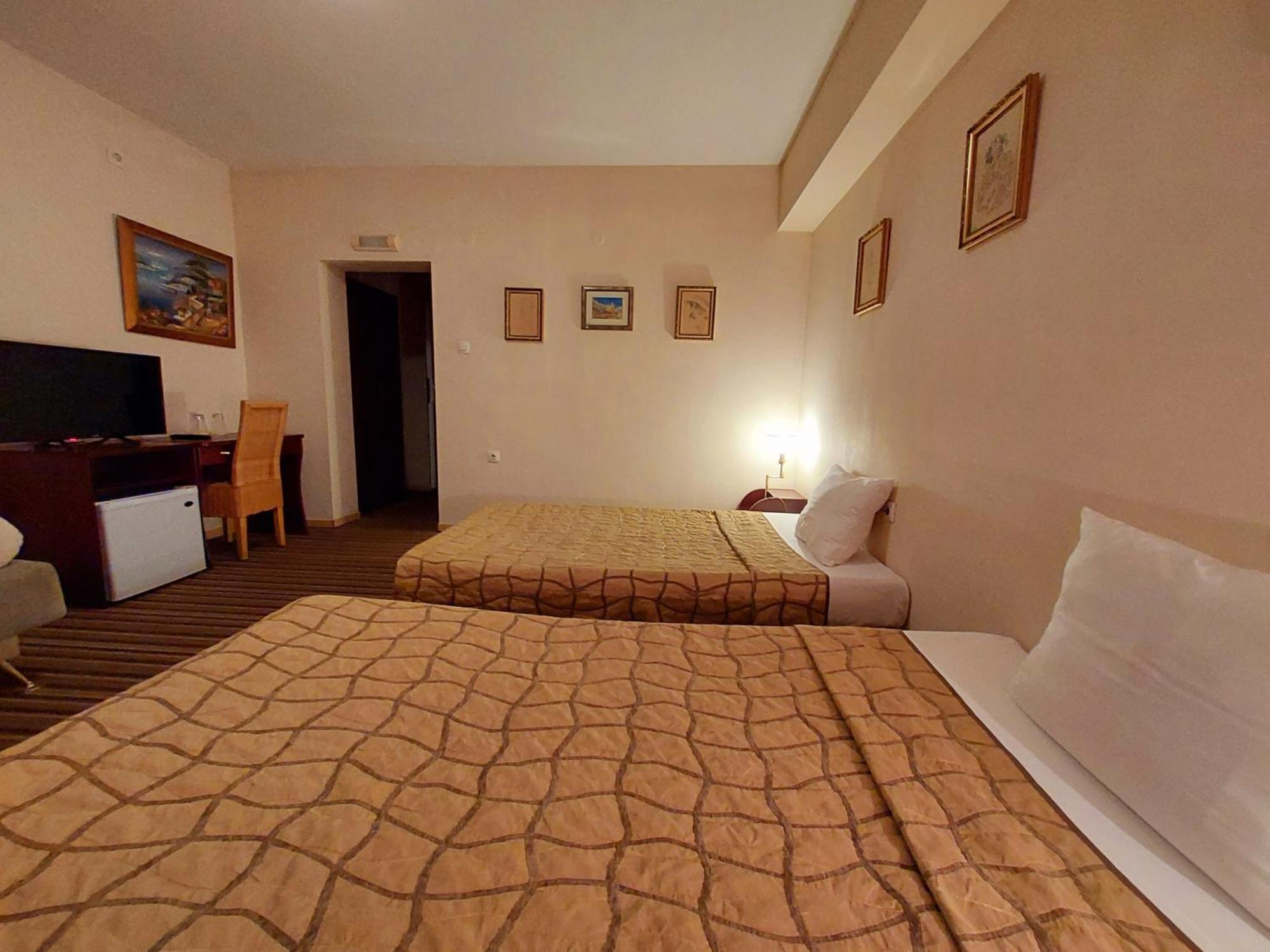 Family Art Hotel Gallery Плевна Экстерьер фото