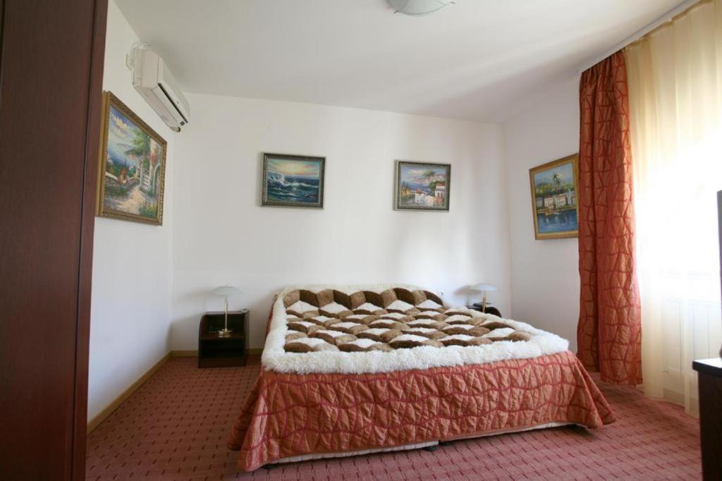 Family Art Hotel Gallery Плевна Экстерьер фото