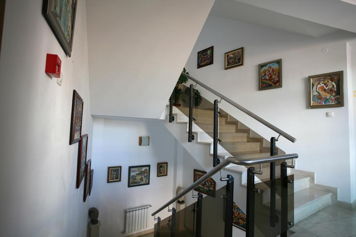 Family Art Hotel Gallery Плевна Экстерьер фото